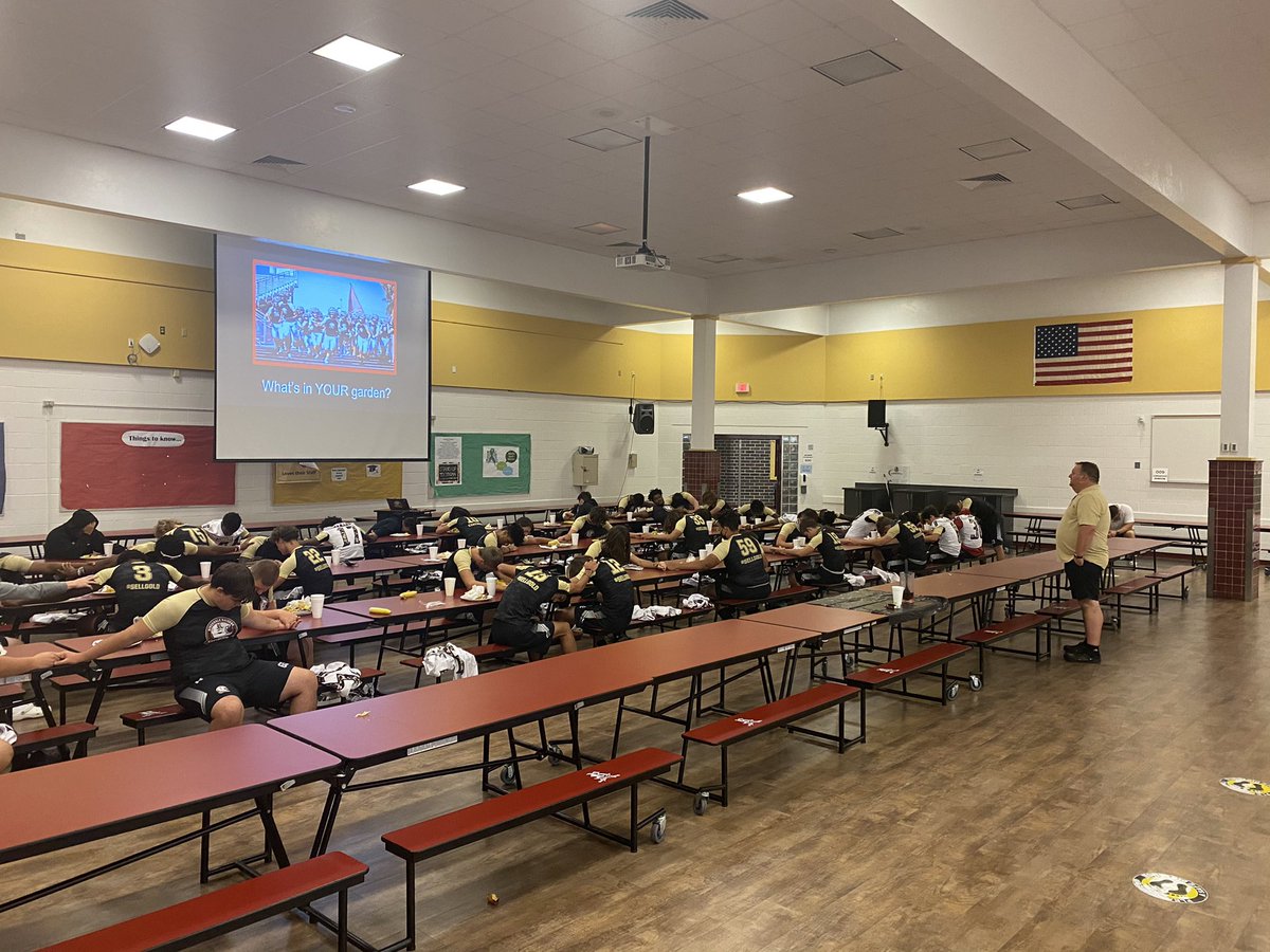 RiverdaleFB's tweet photo. How can you be a more positive teammate? How can you be a more positive student? How can you be a more positive friend?
Thank you for the pregame message @billygriffin1! #FCA #WhatsInYourGarden
#GameDay #BeatHardee
#SellGold #RiseUp π΄ββ οΈπ https://t.co/KJdyComEnC