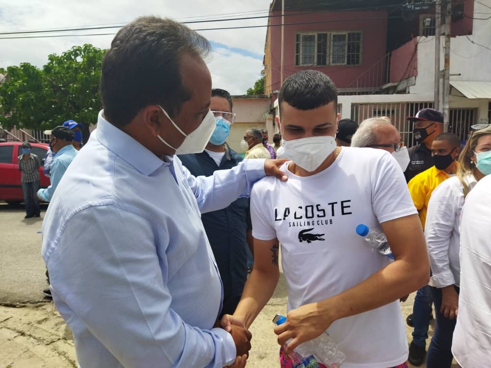 AsambleaVE's tweet photo. #27May | Los diputados de la Comisión Delegada de la #ANLegítima llegan al estado Aragua a un casa por casa en el Barrio Rómulo Gallegos, llevando el mensaje del Pdte (E) del Acuerdo de Salvación Nacional. 

#ANConCorajeEnAragua
#GiraPorEleccionesLibres https://t.co/LSc7O4FYAR