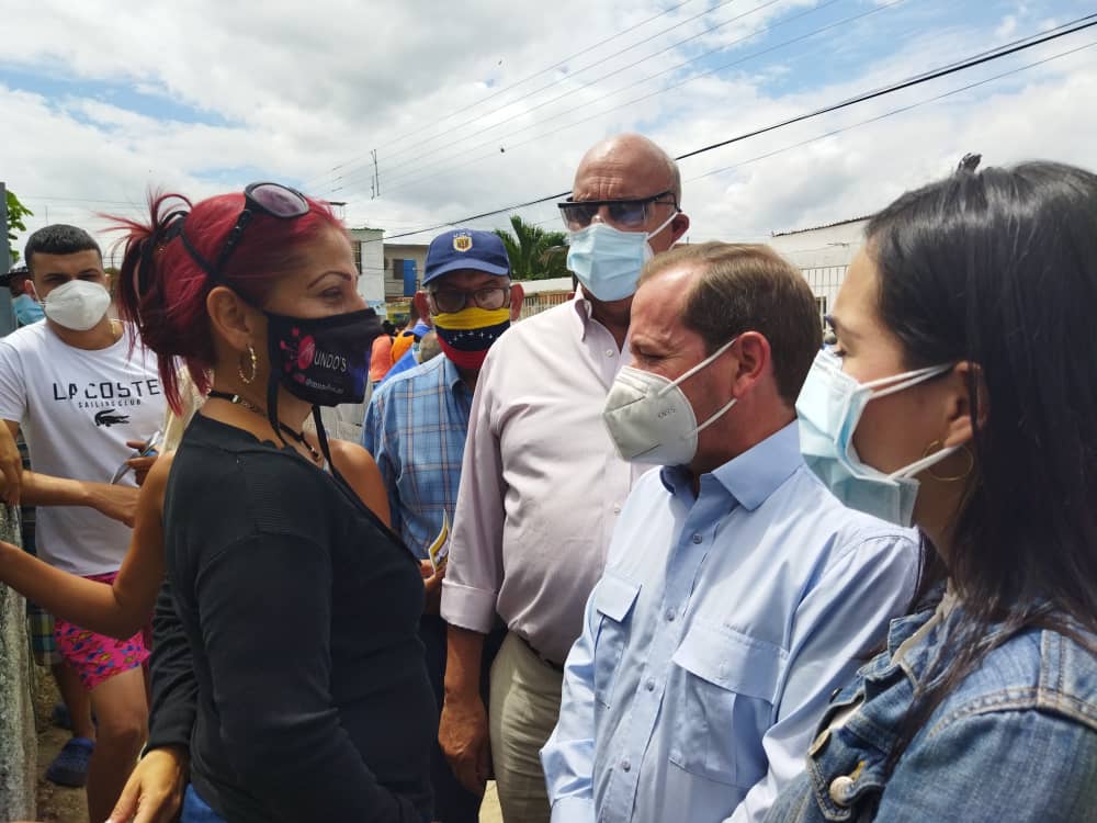 AsambleaVE's tweet photo. #27May | Los diputados de la Comisión Delegada de la #ANLegítima llegan al estado Aragua a un casa por casa en el Barrio Rómulo Gallegos, llevando el mensaje del Pdte (E) del Acuerdo de Salvación Nacional. 

#ANConCorajeEnAragua
#GiraPorEleccionesLibres https://t.co/LSc7O4FYAR