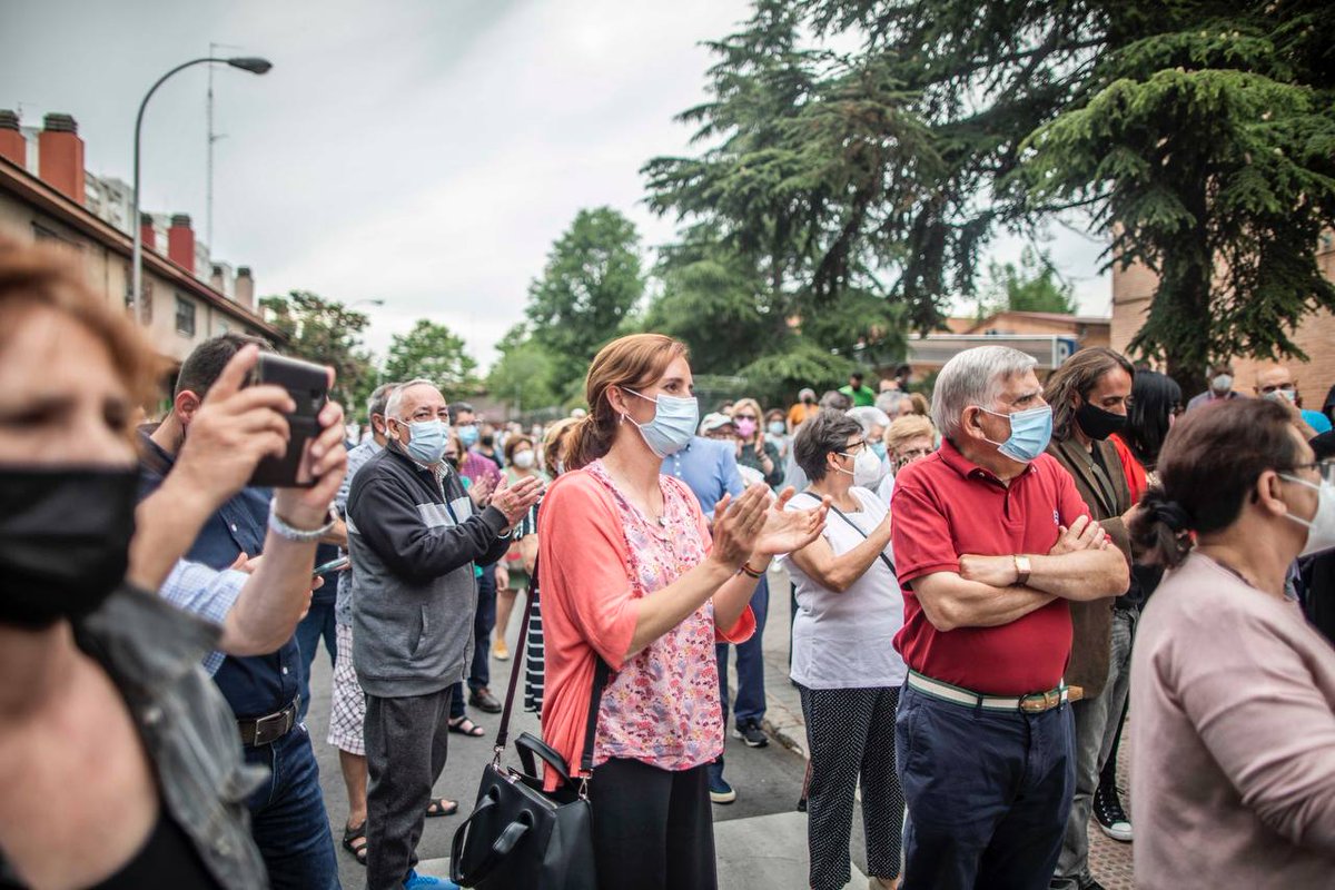 Monica_Garcia_G's tweet photo. Hoy he estado en Orcasitas con @FelixLopez_Rey acompañando a los y las vecinas en la concentración contra el cierre de centros de salud que Ayuso llevará a cabo este verano. 
El PP vuelve a cargar contra la sanidad pública. https://t.co/qc7EJnn4W4