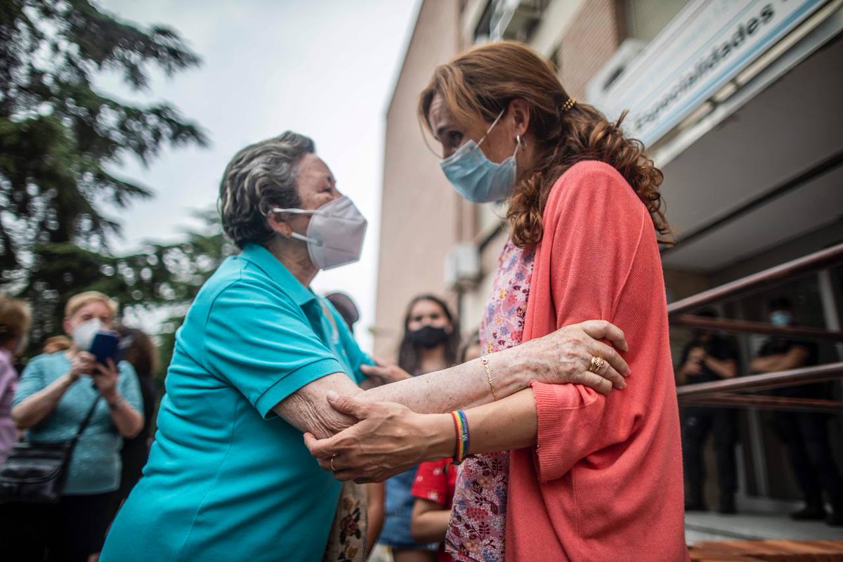 Monica_Garcia_G's tweet photo. Hoy he estado en Orcasitas con @FelixLopez_Rey acompañando a los y las vecinas en la concentración contra el cierre de centros de salud que Ayuso llevará a cabo este verano. 
El PP vuelve a cargar contra la sanidad pública. https://t.co/qc7EJnn4W4