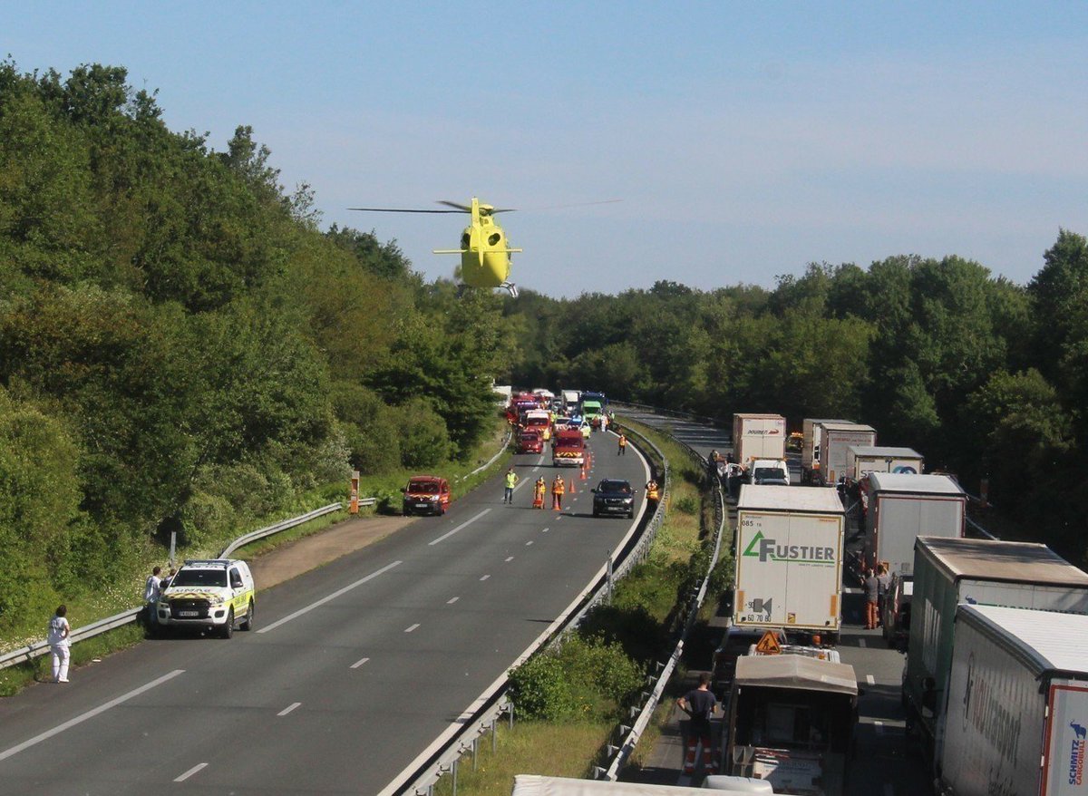 carconducteur's tweet photo. 🎴 #Alerte #Accident #Autocar #Transport #Mobilité #Voyages
🔴 Un #Blablacar #Blablabus #Ouibus s'encastre dans un #camion, arrêté en panne sur la bande d'arrêt d'#urgence, sur l'#A62 au sud de #Marmande dans le Lot-et-Garonne, 13 personnes #blessées 😱
⏩ https://t.co/owdw07sjFM https://t.co/41TLDgbQwY