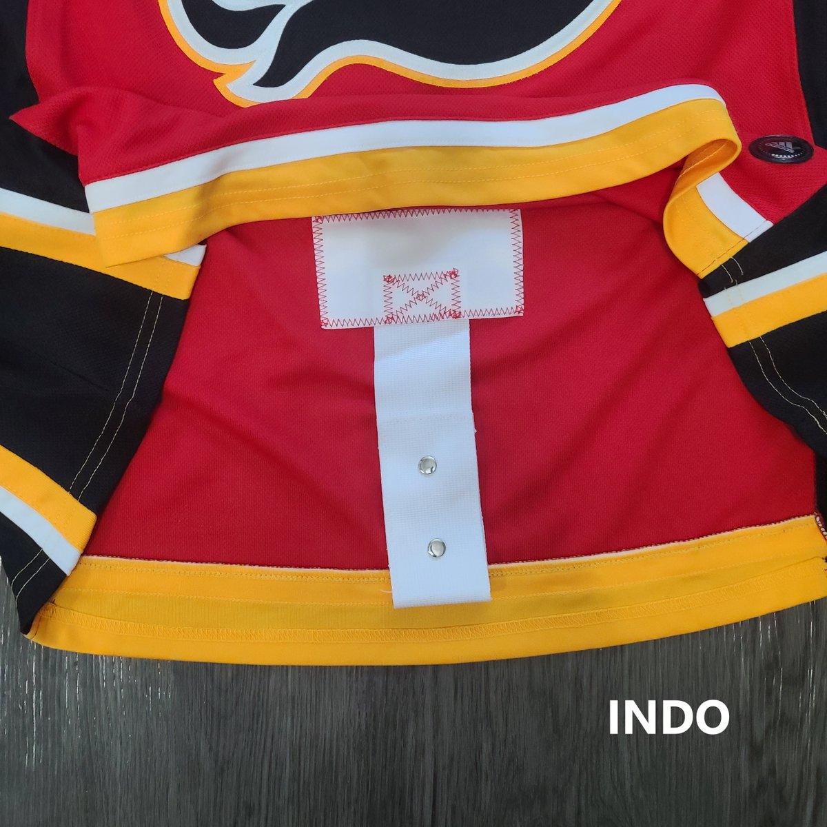 PVJerseys's tweet photo. The elbows are double reinforced, the materials are much higher grade overall, the shoulders are heavy, crest and patches are superior quality, ect.
One of the easiest ways to tell, the fight strap is double reinforced...You know, for actual fights on the ice. #PVProTip https://t.co/xeGDMOL1f7
