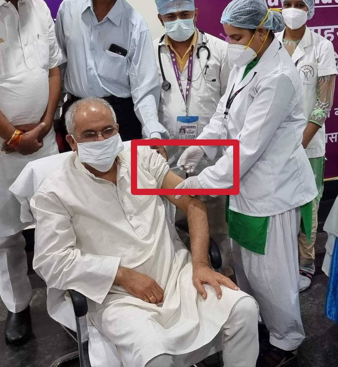 INeetuDabas's tweet photo. छत्तीसगढ़ की कांग्रेस सरकार ने नई तकनीक इजात की है जिसमें सिरिंज से “निडिल केप” निकाले बिना सीधे मुख्यमंत्री को वैक्सीन लगाई जा सकती है!! 

यह अद्भुत आईडिया जरूर राहुल गांधी ने मुख्यमंत्री को दिया होगा। https://t.co/9qiqgN3kON