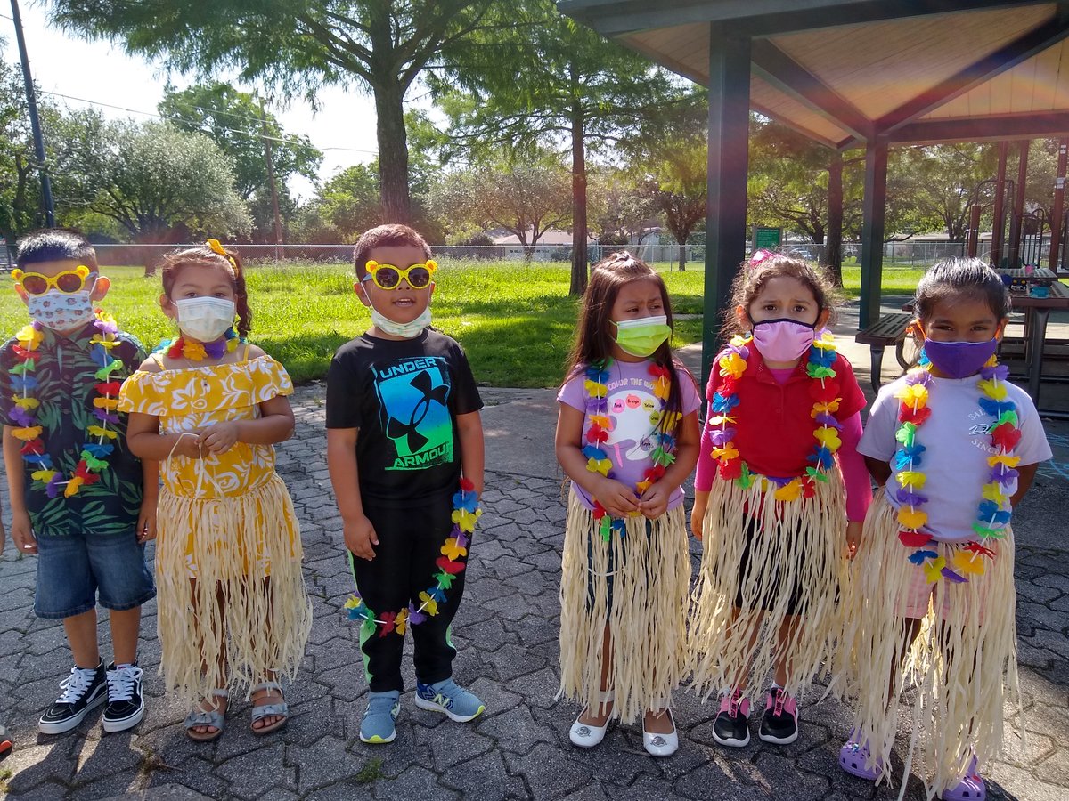 preklobos's tweet photo. PreK @LivelyEagles are so ready for summer. Dancing Hawaiian music at the Luau Party!!
#LivelyIsAllIn #myIrvingISD https://t.co/umJbhczs5t