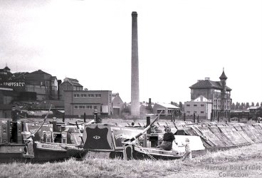 Butties BRIGHTON and EALING - circa 1960s.
The location of the photograph is the Northampton Arm at the junction of the canal and the River Nene in Northampton.
#ThrowbackThursday #historicnarrowboats #workingboats #IndustrialHeritage #nationalhistoricships