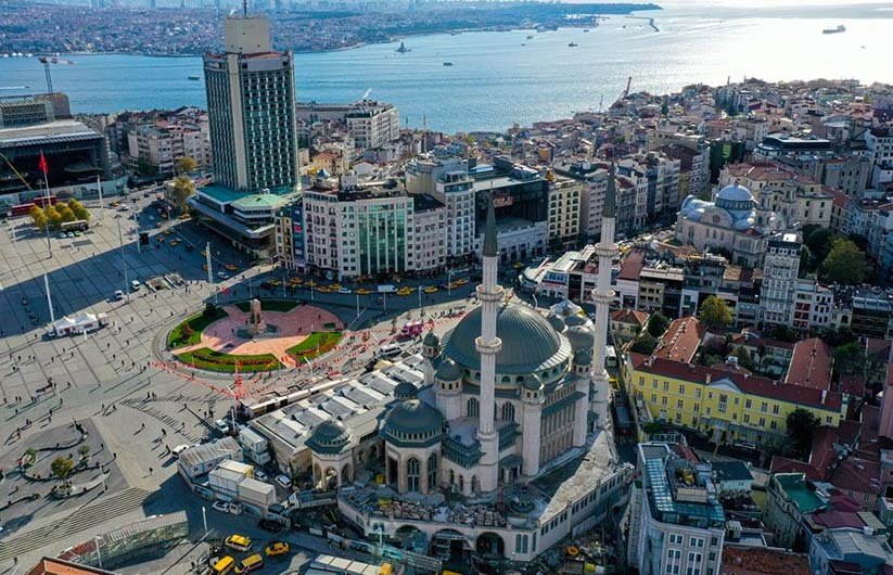 Eşsiz mimarisi ve muhteşem güzelliği ile #TaksimCamii, Taksim Meydanına çok yakıştı 👏🏻 Yarın Cumhurbaşkanımızın katılımıyla açılıyor. İstanbul'umuza hayırlı olsun.