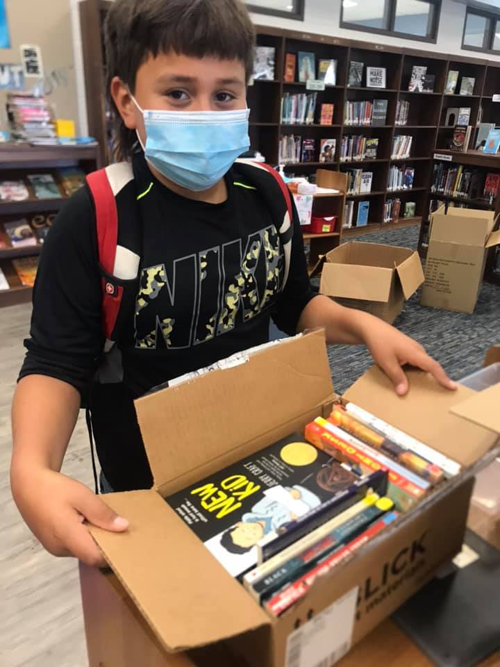 MendezMSLibrary's tweet image. Although library book checkouts have stopped for the rest of the school year, students can still take books home! Students can grab some books to add to their home library for free. This 6th grader is taking home a box full of books for his whole family! @MendezMS_STEM @AustinISD