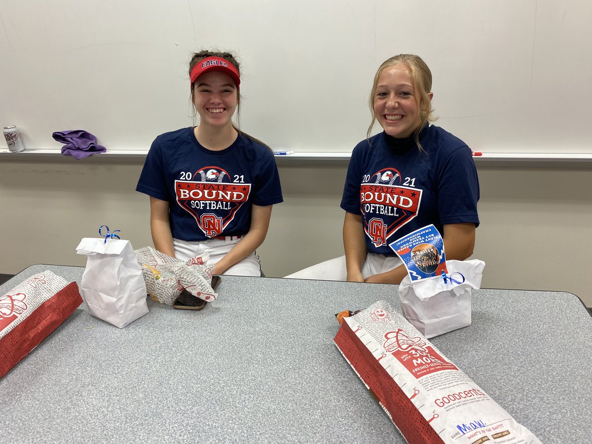 breeederer's tweet photo. Eagles are fueling up and ready to play 🥎🦅 #statebound #onementality https://t.co/tClwVICqSG