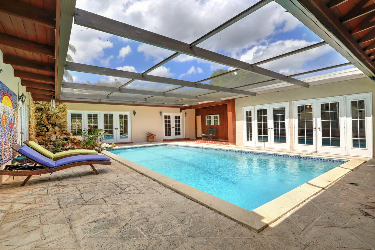 305Homes's tweet photo. SATURDAY OPEN HOUSE 12-3 PM: Experience the Wow factor as you walk past the front door of this South Miami chalet perfect for entertaining day and night! 3 Bed, 3 Bath | 1,972 SF | 9,750 SF Lot | $850k | https://t.co/4XBRHutlRz https://t.co/gzycj4h5xv