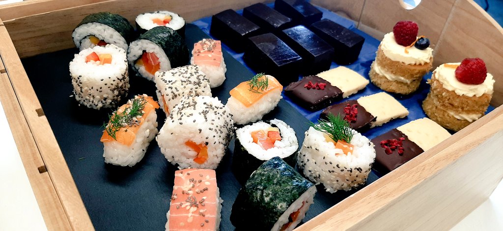 ChrisPennycott's tweet image. A couple of our VIP lunch boxes today that included rosemary and fennel sausage rolls, vegan sushi, vegan fudge, vegan orange sponge and a rich Guinness and cream cheese cake plus much more.@sarahpastrychef @IndiesSodexo