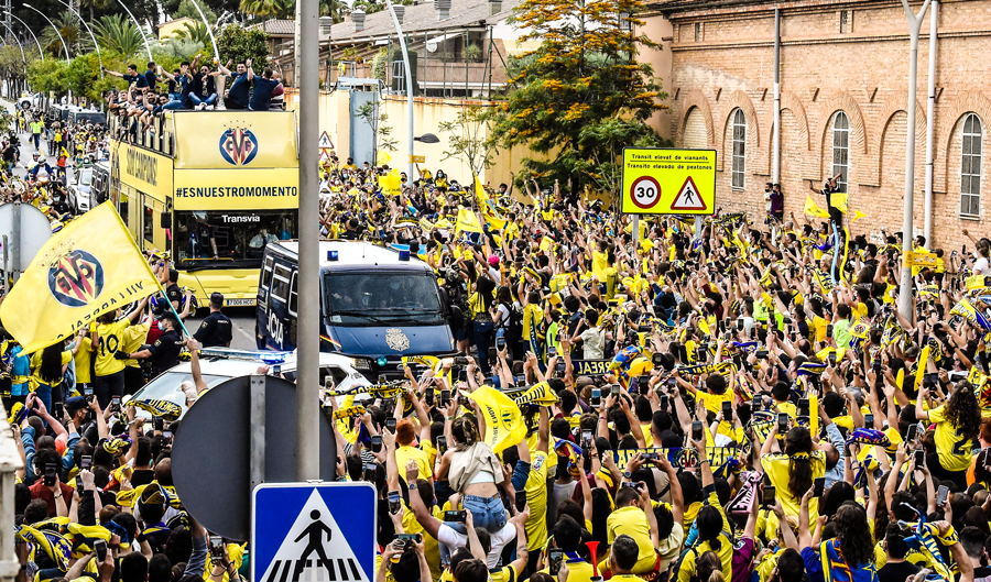 brfootball's tweet photo. Villarreal celebrates Wednesday’s Europa League triumph https://t.co/z9zglHeFHk