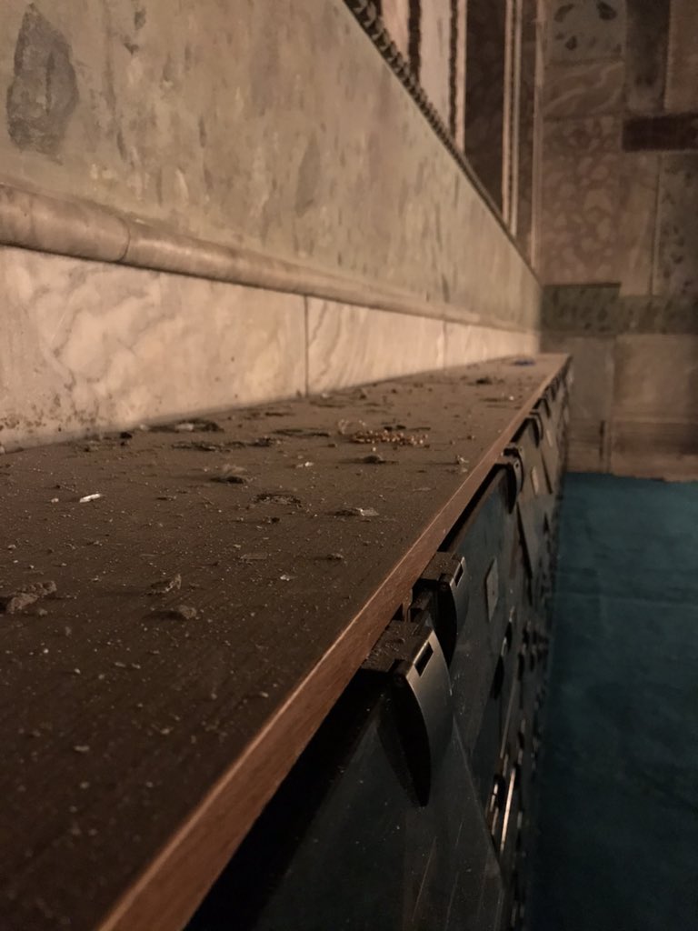 Ayasofya’da son durum:

🔴1500 yıllık imparatorluk kapısı parçalanmış
🔴Kalitesiz A4 üzerine kötü İngilizceyle yazılmış yönlendirmeler var
🔴Ayakkabı dolaplarının üzeri pislik içinde
🔴Giriş kapısının üzerinden kablo sarkıyor