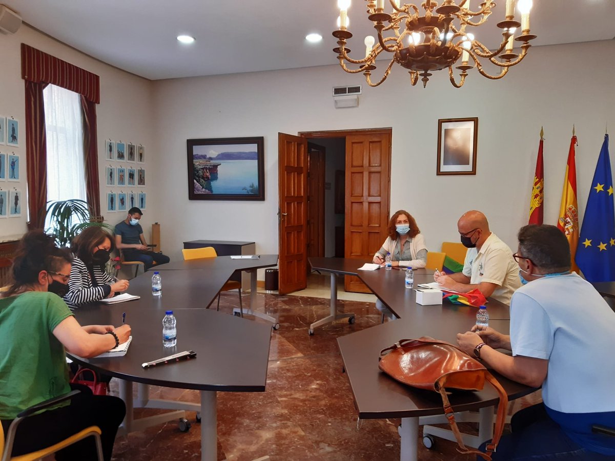 DelegGobCLM's tweet photo. 👉👉La subdelegada del Gobierno 🇪🇦en #CiudadReal, M. Ángeles Herreros, ha mantenido un encuentro con asociaciones #LGTBI+ de la provincia de Ciudad Real, Amparo LGTBI, Espacio Diverso y Plural Mancha Centro. https://t.co/WRdtzVGnhs