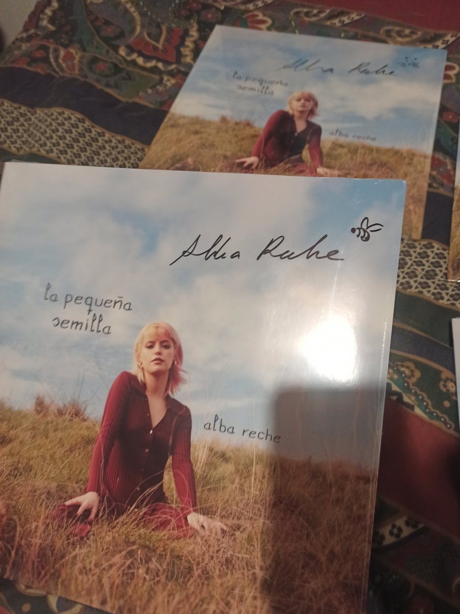 Ro_BlueMoon's tweet photo. Me acaban de llegar los Vinilos a CHILE 🇨🇱 y dios mío te amo Alba! !!! Ctmare y 9/10 vienen con dibujos es que me estoy muriendo de la emoción ! @_albxreche @RecheRafi #VinylLPD @AlbaRecheNation https://t.co/HuzRFdO0PB