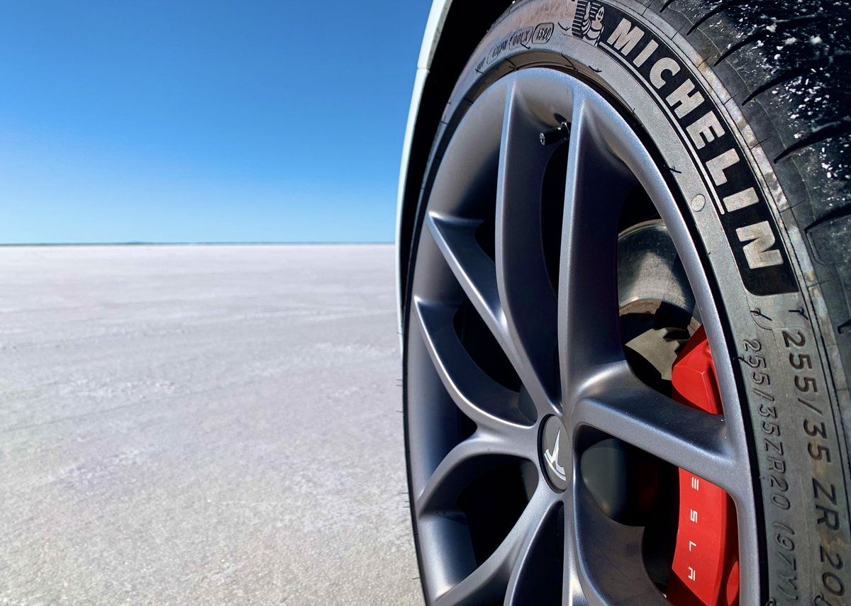 dj3000's tweet image. Tesla claims 162, but GPS said 164 😋 #bonnevillesaltflats #teslamodel3performance #michelinpilotsport4s #zerog #1point21gigawatts