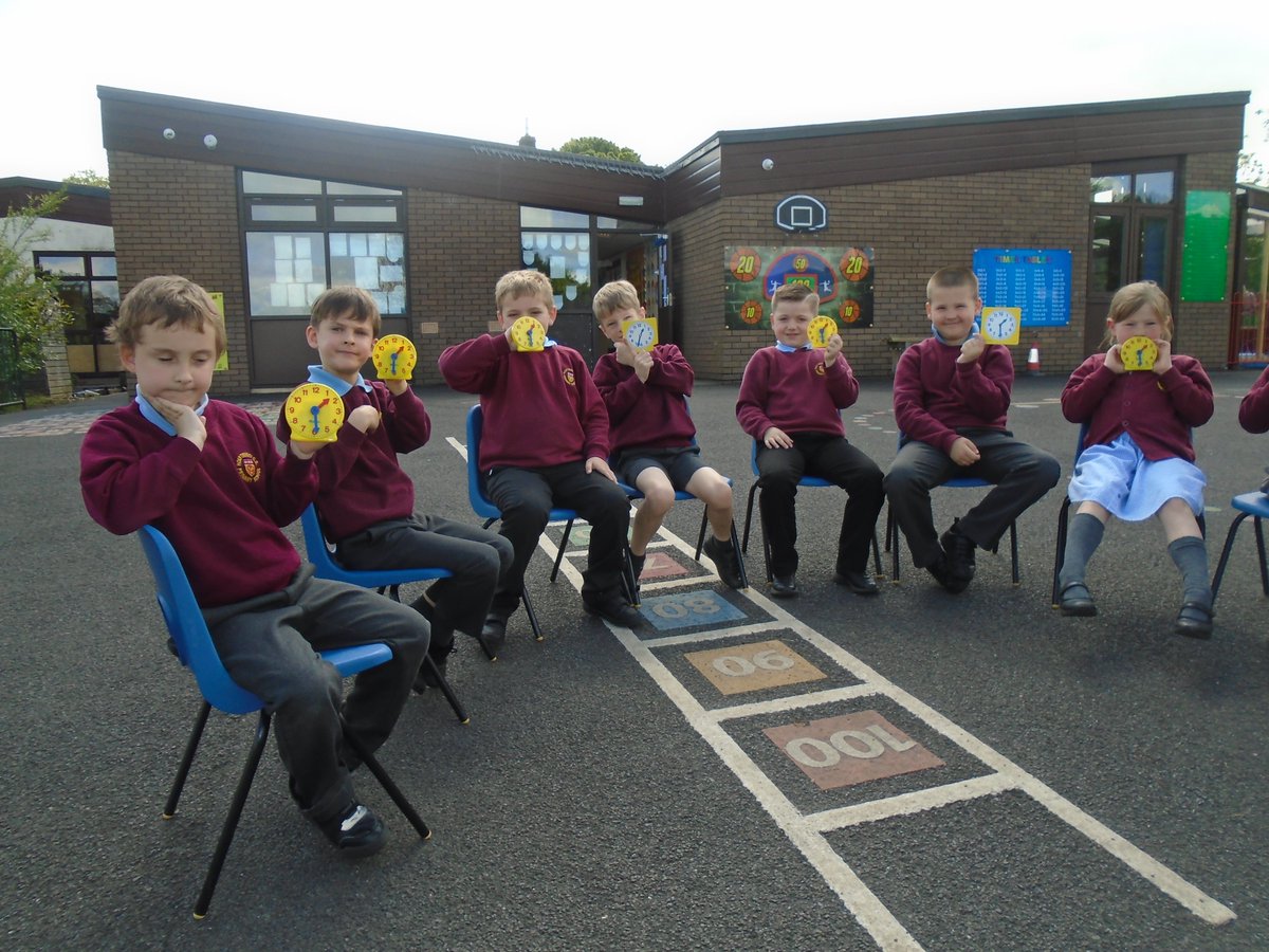 HT_CofE_Burnley's tweet photo. Year 2 enjoyed a maths lesson on 'time' in the sunshine! 🕐🕒🕥 https://t.co/G5SmNpr86M