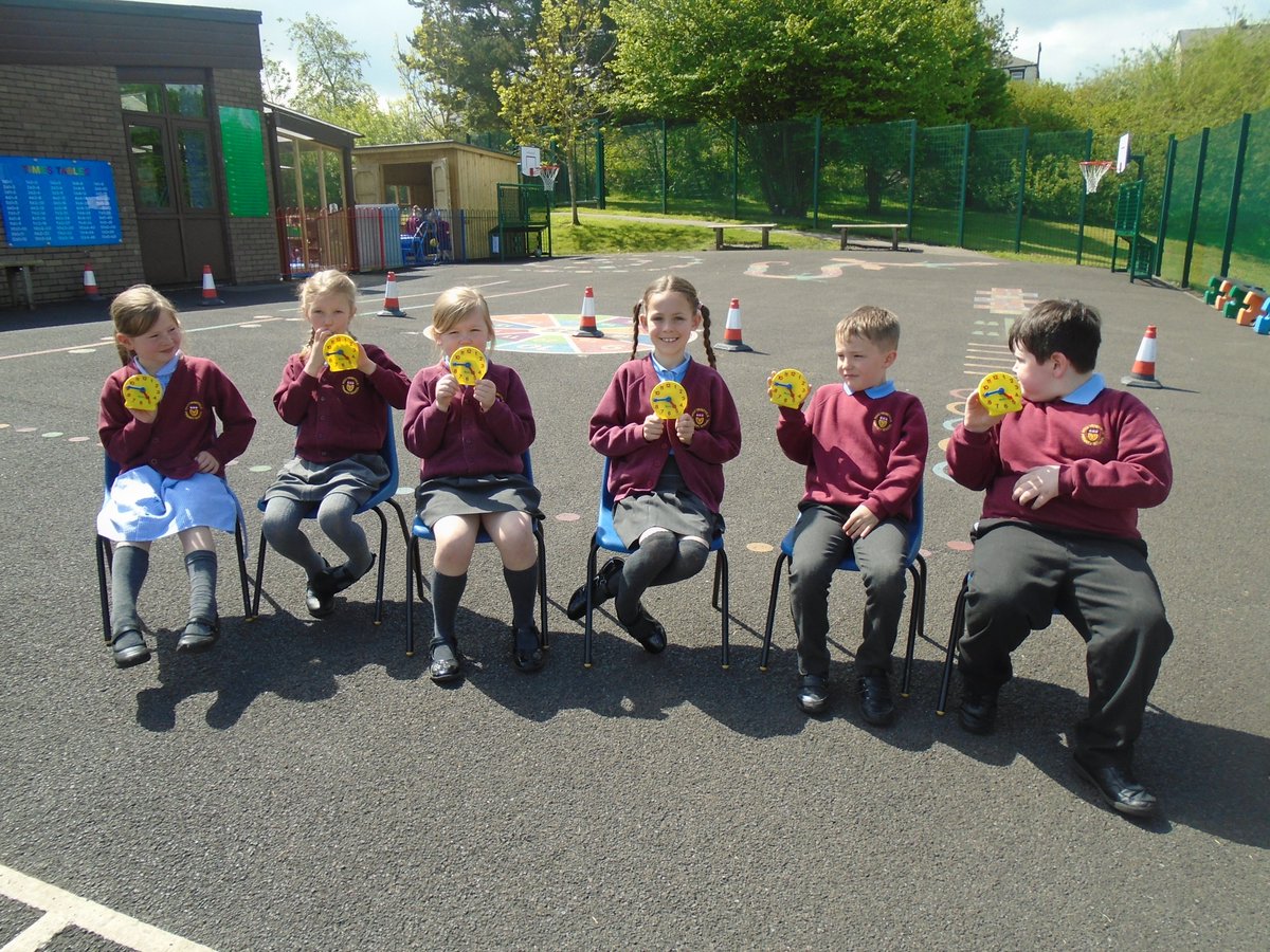 HT_CofE_Burnley's tweet photo. Year 2 enjoyed a maths lesson on 'time' in the sunshine! 🕐🕒🕥 https://t.co/G5SmNpr86M