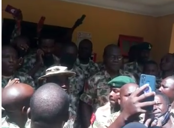 SaharaReporters's tweet photo. Videos Show Military Personnel Jubilating, Asking For New Army Chief To Be Put "In The Hands Of God" | Sahara Reporters
A senior officer is seen addressing his colleagues and asking them to put the new Chief of Army Staff "in the hands of God".
READ MORE: https://t.co/wKfavdBdJO https://t.co/JAGShHWQhO