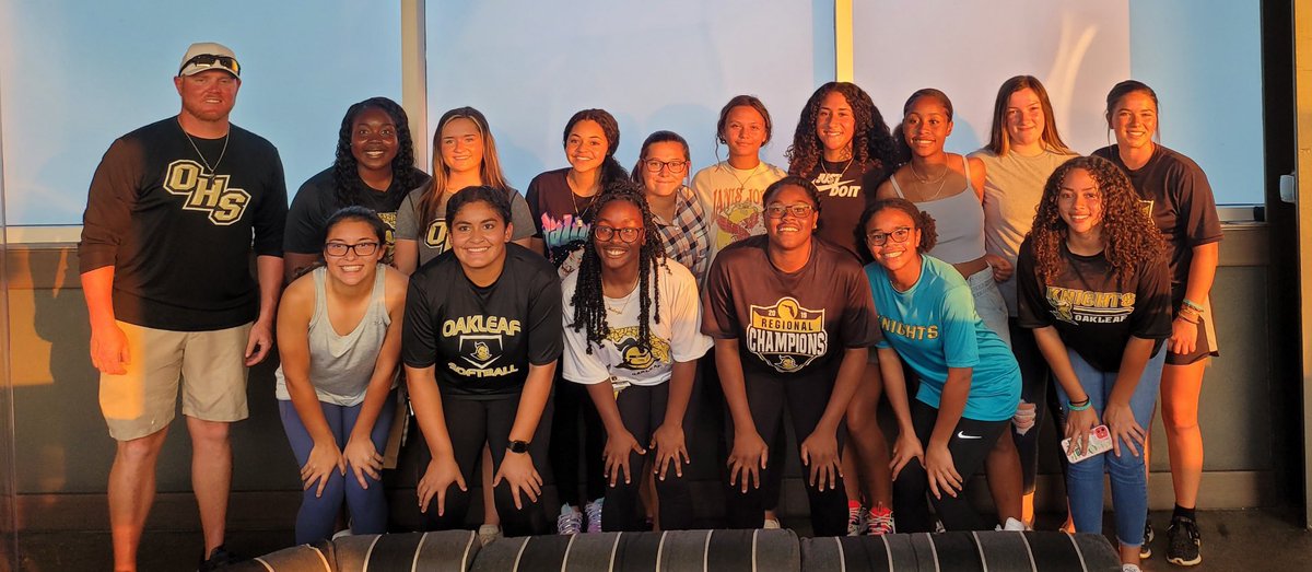 OakleafSoftball's tweet photo. Lady Knights take on TopGolf ⛳️ #banquet2021 https://t.co/89HJYt5JCx