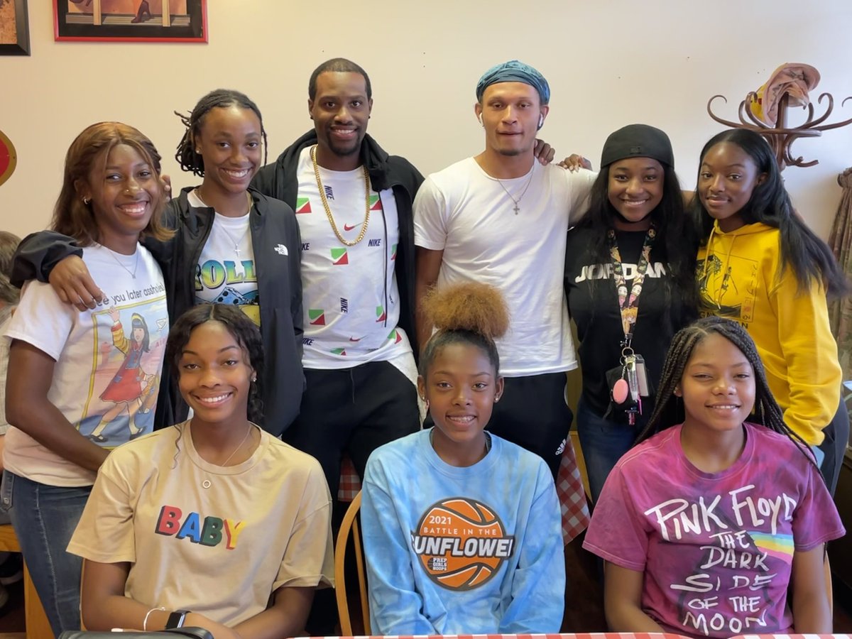 raysouth_track's tweet image. Good luck surprise from South Alumni and former Olympian @Swift_Reece ! #PastPresentFuture #FastCards @RQSSouthHigh @RaytownSchools