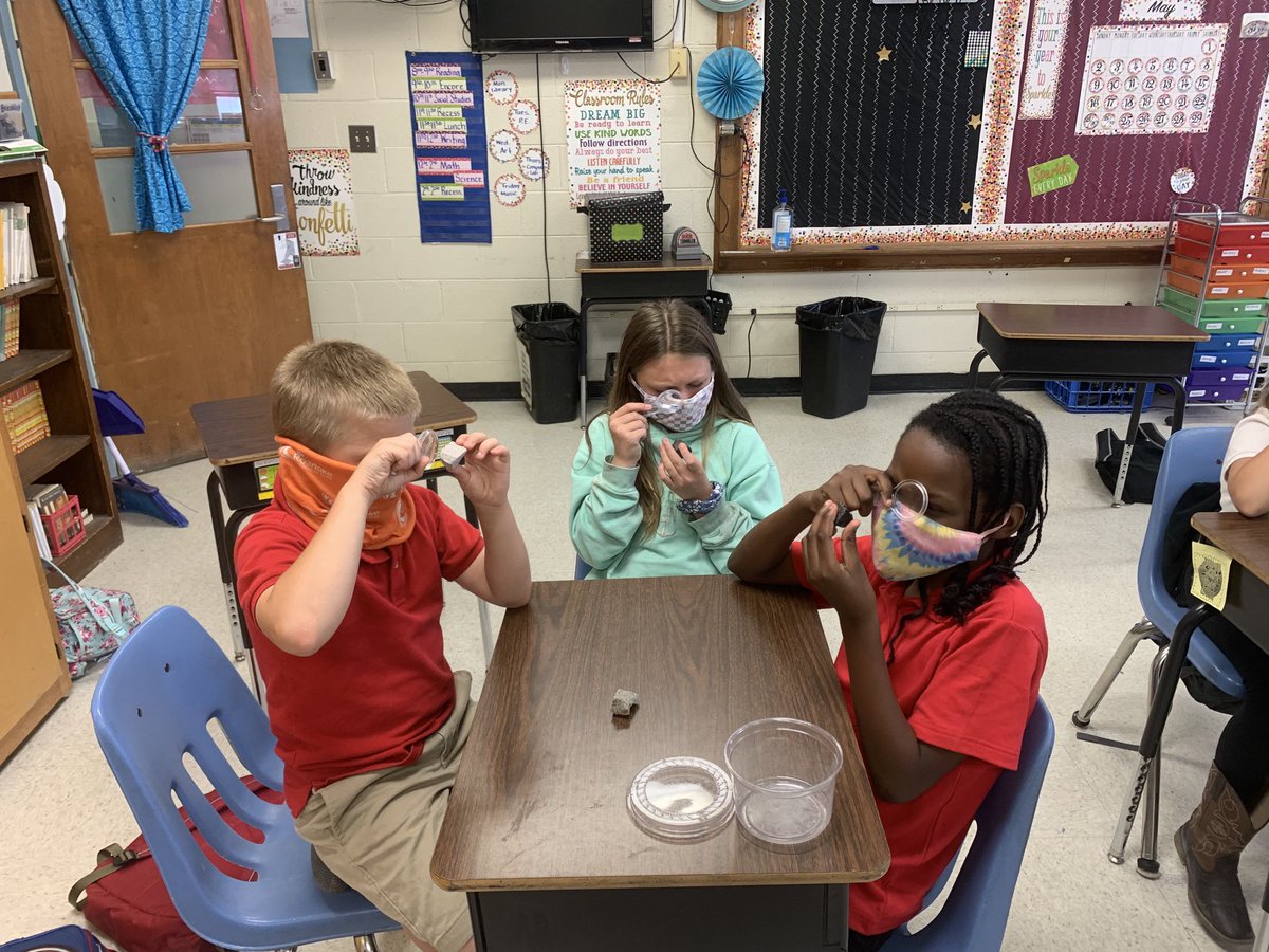 CHudsonSTEM's tweet photo. Awesome day at RES studying landforms and volcanic rock!! Students took home some volcanic rock and got tasty treat to help represent the layers of the Earth. Also got to see how soil is made. โฆ@RodgersCubsโฉ #earthrocks https://t.co/3UJcH5C1ss