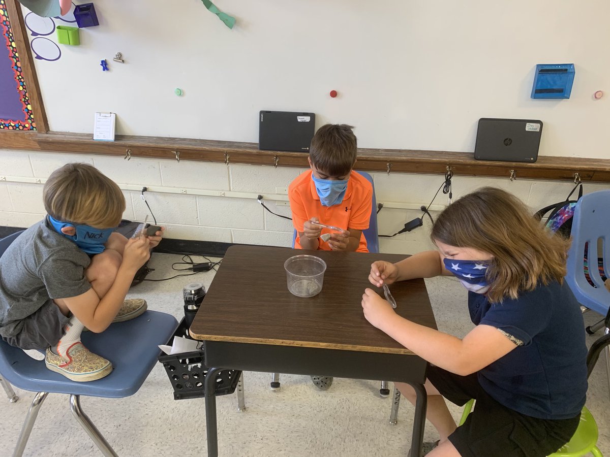 CHudsonSTEM's tweet photo. Awesome day at RES studying landforms and volcanic rock!! Students took home some volcanic rock and got tasty treat to help represent the layers of the Earth. Also got to see how soil is made. โฆ@RodgersCubsโฉ #earthrocks https://t.co/3UJcH5C1ss