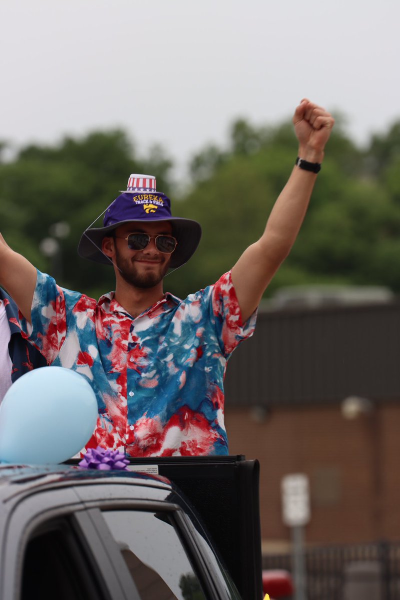 aligracepate's tweet photo. Raise your hand if you’re ready for the last day tomorrow! Celebrated Senior parade tonight at Eureka! @EHS_Gilman @rockwoodschools #ehs63025 #EUR https://t.co/Eho6Eenqll