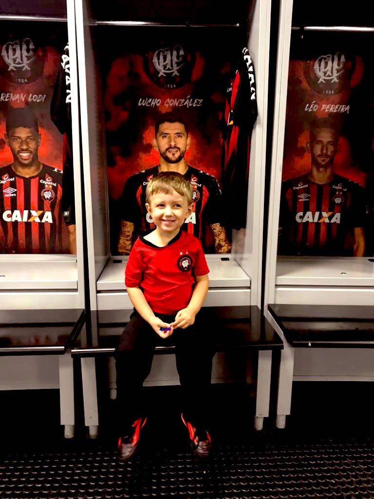 Netones's tweet image. 16/03/2019. Meu filho, Luiz Henrique, no vestiário do @AthleticoPR na Arena da Baixada. Hoje, o camisa 3, zagueiro do Furacão, pendura as chuteiras. Gracias, Lucho! #LuchoDay