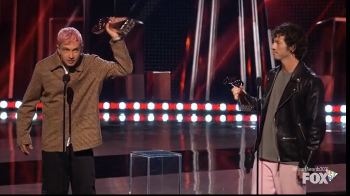 LyHbest's tweet photo. Twenty one pilots recibiendo su premio en los #iHeartAwards2021 https://t.co/XtXvszCJdI