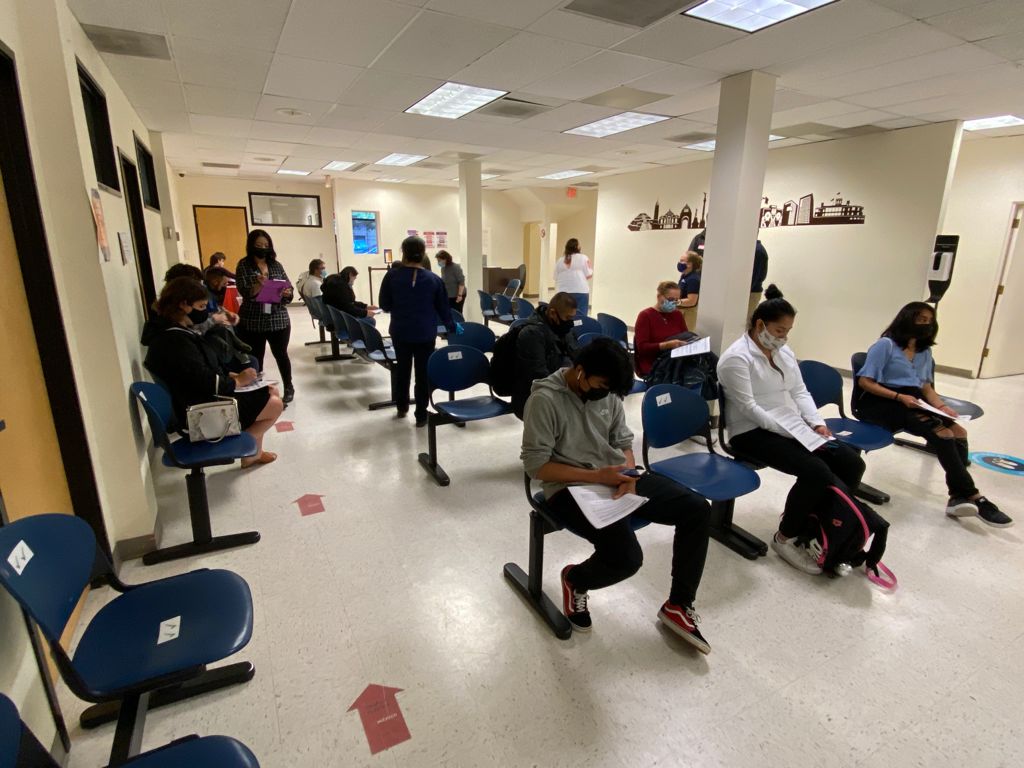 quesnelc's tweet photo. Esta tarde del jueves 27 de mayo se lleva a cabo una jornada de vacunación #COVID en la sede del @ConsulMexPot . Nuestro agradecimiento a @OHAOregon @Centro_WashCo #VentanillaDeSalud #ViveNW, a los voluntarios de @PeaceCorps y a nuestro gran equipo consular 👏👏👏 https://t.co/tlo3ZHY3U4