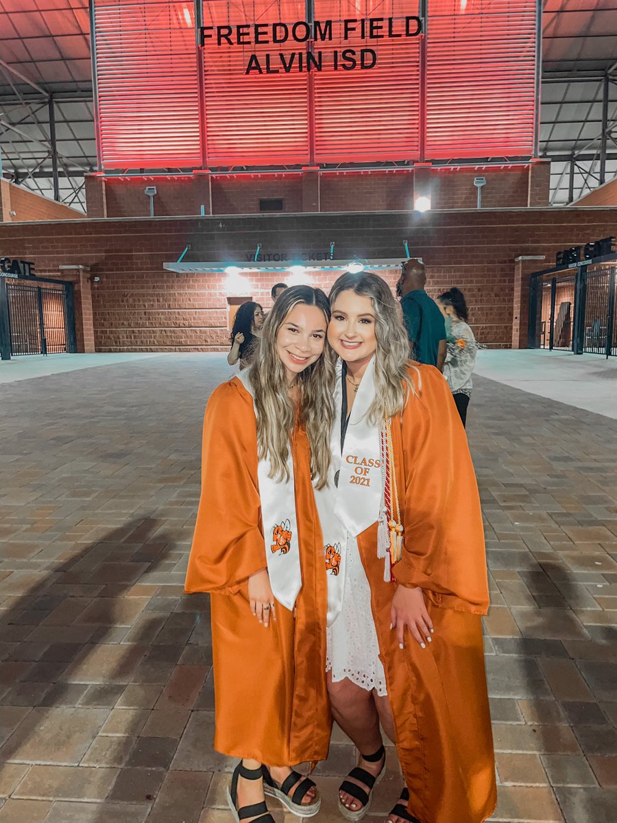 n_attaly's tweet photo. she doesn’t even go here.. ANYMORE🎓 https://t.co/kX0dSA6gI1