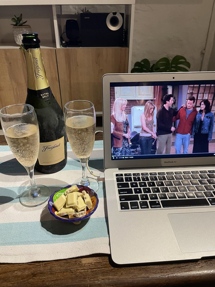 sommelierdeser2's tweet photo. #FriendsTheReunion #FriendsReunion https://t.co/DW1rs16NU9