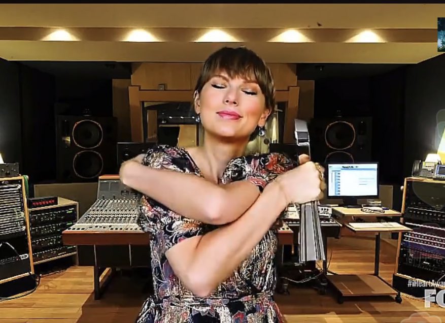 cowboylikebenjy's tweet image. HELPIANA IT IS A GREEN SCREEN… TAYLOR SWIFT WHEN I CATCH YOU 😭😭😭