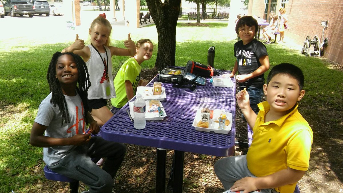 MsPaul_MBE's tweet photo. Fun week with picnics, Texas Snowball Fight and Super Kids Day! We worked hard this year!
@HumbleISD_MBE  #mbebears2021   #mbeisfamily   #LightTheWay https://t.co/bkkMgHFKvw
