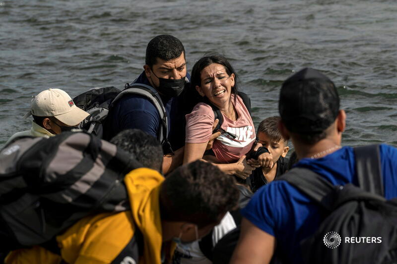 ReutersLatam's tweet photo. Familias migrantes de #Venezuela cruzan el río Bravo desde México hacia Estados Unidos REUTERS/Go Nakamura https://t.co/mxwXaJaGhy