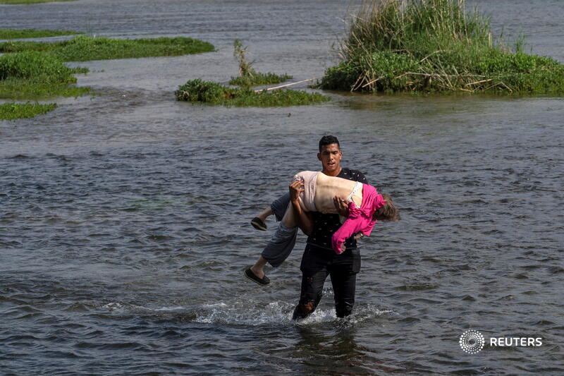 ReutersLatam's tweet photo. Familias migrantes de #Venezuela cruzan el río Bravo desde México hacia Estados Unidos REUTERS/Go Nakamura https://t.co/mxwXaJaGhy