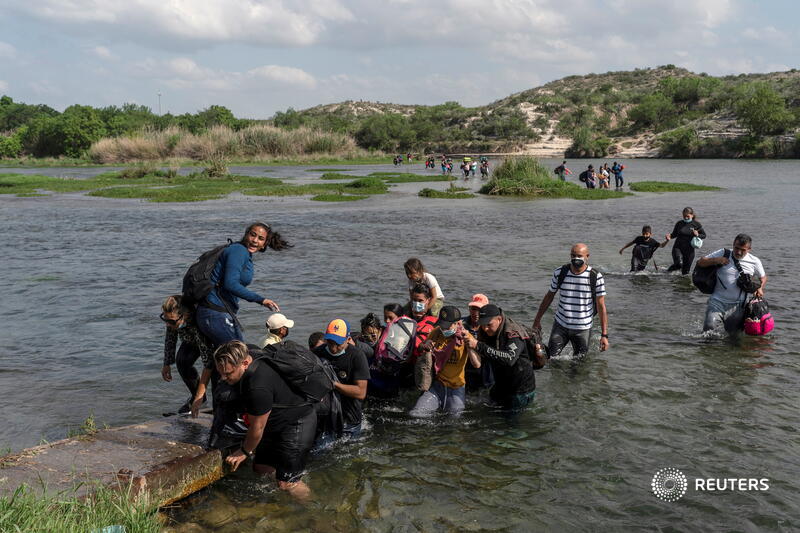 ReutersLatam's tweet photo. Familias migrantes de #Venezuela cruzan el río Bravo desde México hacia Estados Unidos REUTERS/Go Nakamura https://t.co/mxwXaJaGhy