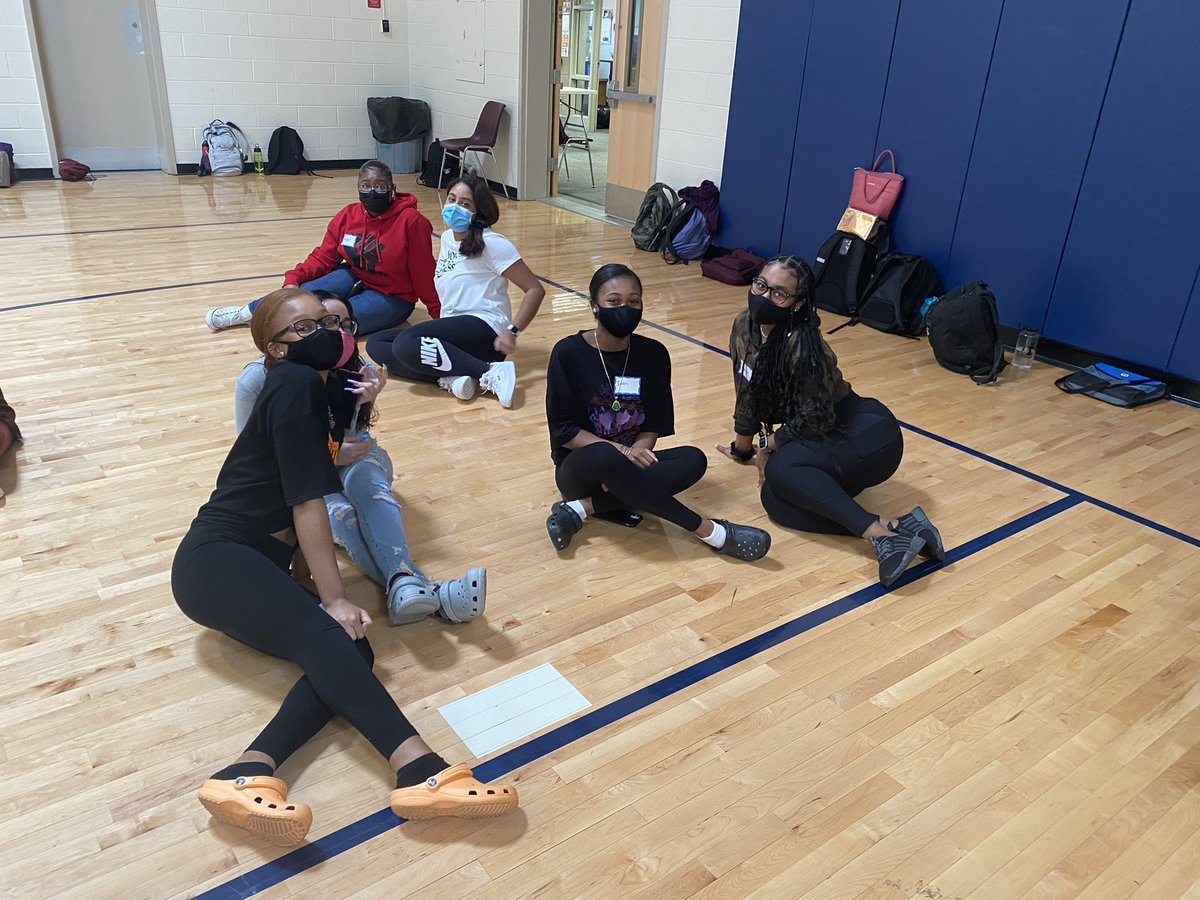 Lancer_Crew's tweet photo. #PositiveVibesOnly with our 2021-22 Eastridge Lancer Link Crew @Eastridge_EICSD #teambuilding #LeadershipDevelopment https://t.co/9ofiFlJeav
