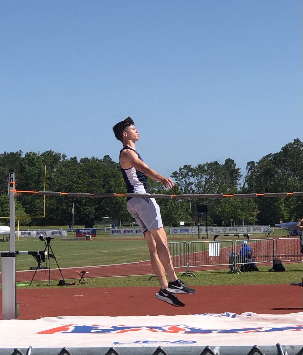 GracelandU_TFXC's tweet photo. Take us out, Michael! Finish up the journey with jumping high! #GUon2 #bringthesting #WeAreGraceland https://t.co/sGVoYkmQCz