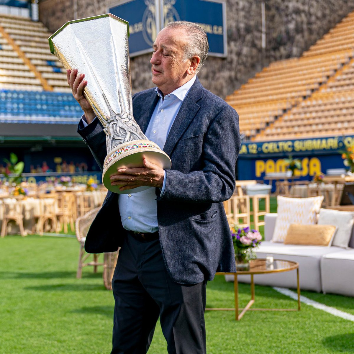 VillarrealCF's tweet photo. Ja la tens, presi 🏆⚽! https://t.co/QSkzXq7tjz