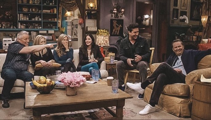 giulialamber's tweet photo. #FriendsReunion https://t.co/WAkFHvpwLm