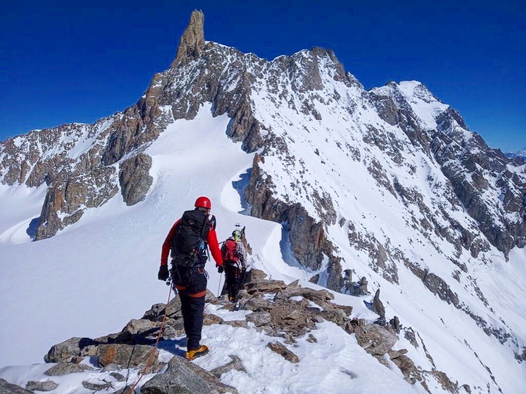 IcicleUK's tweet photo. Ridges & Needles 🏔🎒❄️🇫🇷⛏🇮🇹 Climbers traversing the Aiguilles Marbrées towards the iconic spire of the Dent du Géant.
✅ https://t.co/AKaDdz3omT
📍 Chamonix Mont Blanc
#aiguillesmarbrées #dentdugeant #courmayeur #chamonix #climbing https://t.co/yUUKDtn7LO