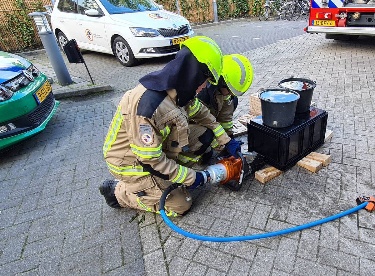 Vanavond oefening gedraaid met hydraulische gereedschap. De opdracht was om een kist met daarop twee emmers gevuld met water te heffen todat een andere kist er onder vandaan gehaald kon worden.

#FutureFirefighters #Jeugdbrandweer #Barendrecht  #VRR #Veiligheidsregio #Rotterdam