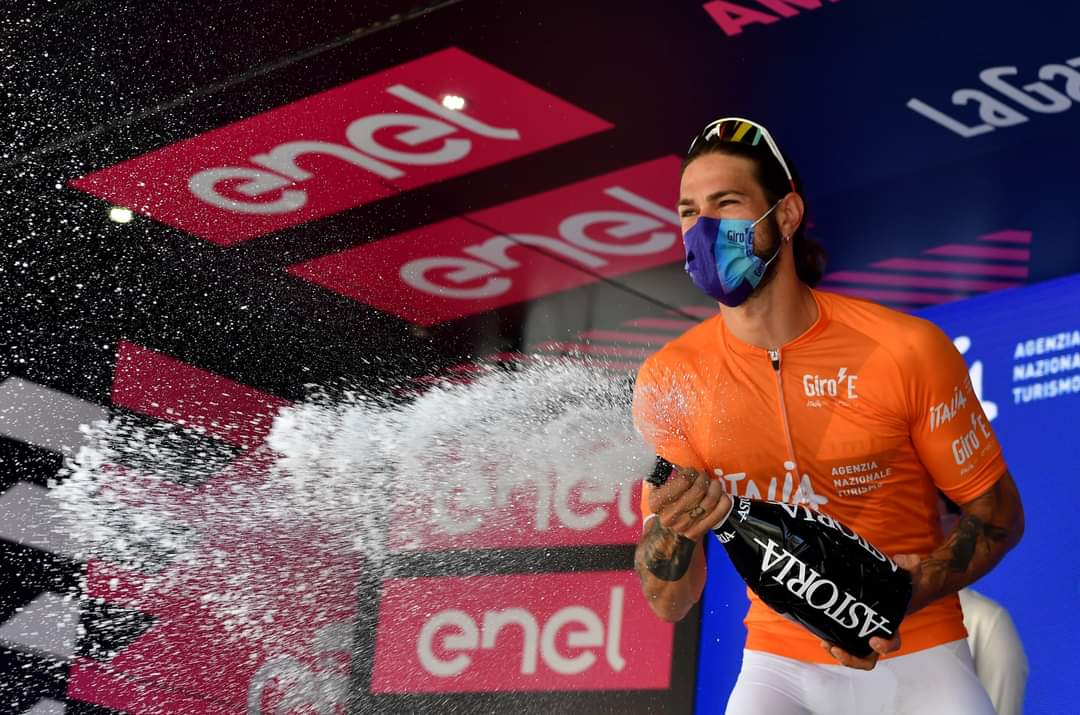 FLYCyclingTeam's tweet photo. Stage 18 of #GiroE 🧡 🍾
-
#FlyCyclingTeam
#FlyCyclingTeamCdi
#FlyTeam
#CentroDiagnosticoItaliano
#CdiPerLoSport
#CDIperlaprevenzione
#rhthelookofsport
#rhpeople
#zerorh
#LookCycle
#LookClubItaly
#RideYourDream https://t.co/S1KyOi1f2u
