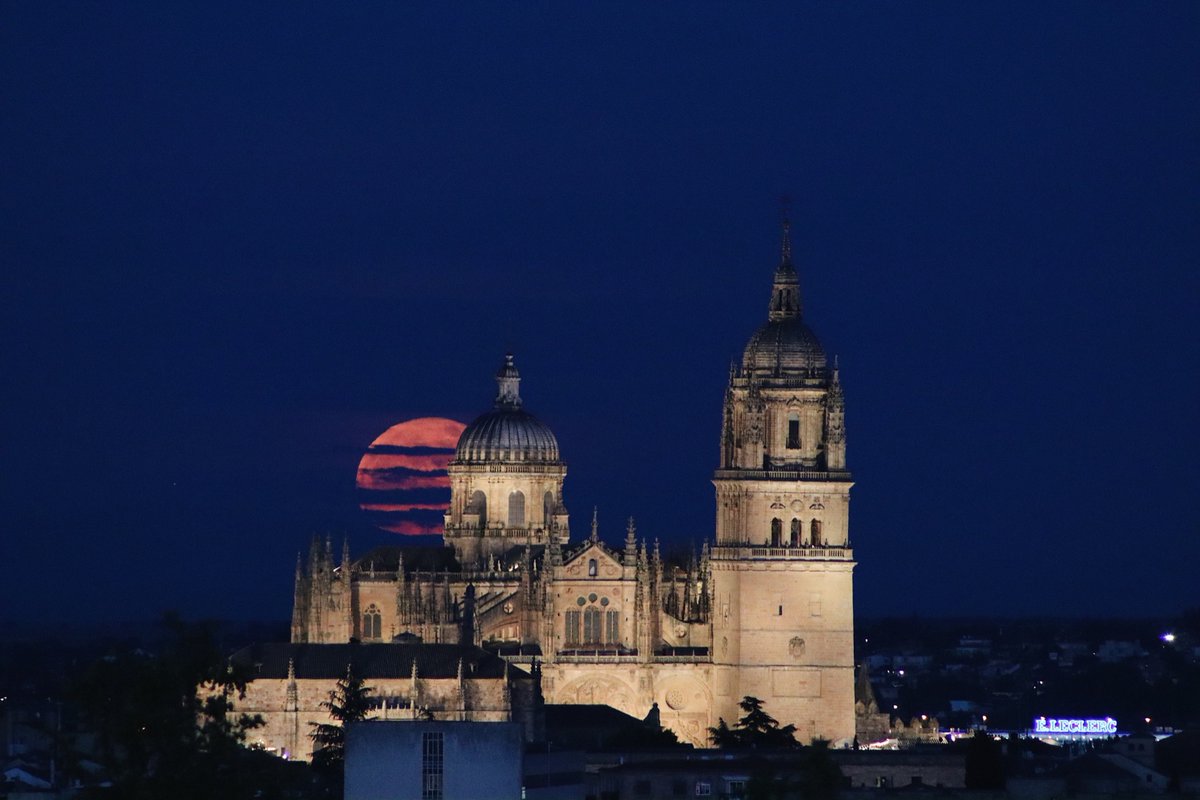 Lauralvarezal's tweet photo. Enamorada de la luna y de Salamanca https://t.co/mIgBUHJ9m8