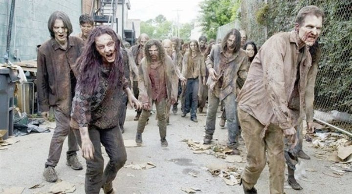 Hayatta en uyuz olduğum şey de bu Lanedolasice Zombi filmleri.Ulan ölmüşsün cenabı yaradan sana tekrar şans vermiş , canlanmışsın. Ne ziqime millete tebelleş oluyon yok oranı ısıracam yok buranı yiycem.Edebinle git bi işe gir çalış hayatını yaşa ziqik zombi 😎😈😎