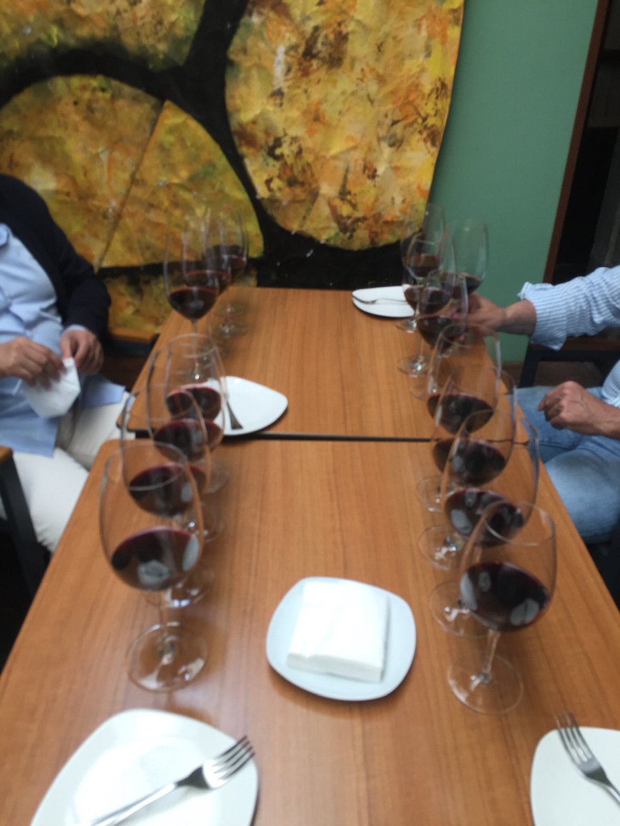 vinosyvinazos's tweet photo. Esta vez catamos 4 @DORibera 2009 a ciegas. El que más gustó fue el #Nebro @FcaVillacreces seguido del #Yotuel y el @BodegasNEO muy parejos y el @BodegasLaHorra #Corimbo. En verdad, 4 vinazos y un lujo de cata. https://t.co/BlR3i5vjlv