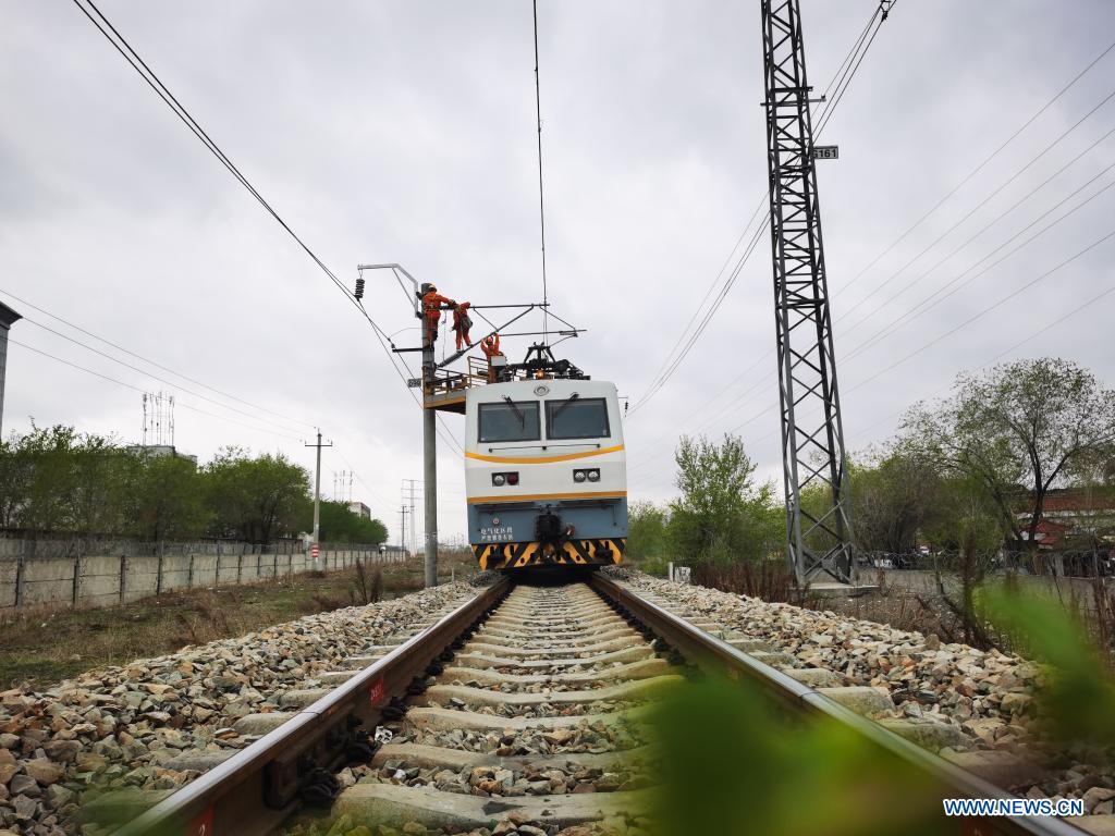 justsmmpro's tweet photo. Railway staff members regularly patrol the routes to ensure safe operation of high-speed railway lines. https://t.co/XLBISyCJ0v