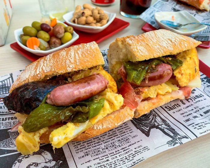Miss_Huevos's tweet photo. Mucho os metéis con los andaluces diciendo que son vagos, pero los valencianos a las 10 ya han comido un bocata tamaño barra, con su tanque de cerveza, sus cacaus, la picaeta y el sol y sombra. Vamos, para volverse a acostar https://t.co/iOwQwNd3uC